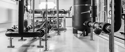 Industrielle Geräte mit elbschwarz bearbeitet in einer Fabrikumgebung