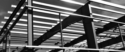 Stahlgerüst einer Metallkonstruktion mit Balken und Streben im Gegenlicht.