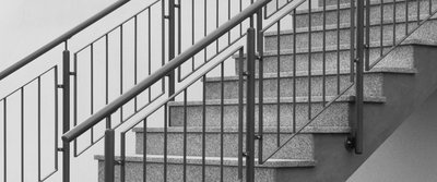 Treppe mit metallenem Geländer