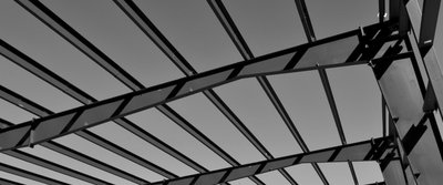 Metallträgerstruktur vor einem klaren Himmel.