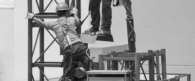 Mitarbeiter arbeiten auf Stahlkonstrukt 