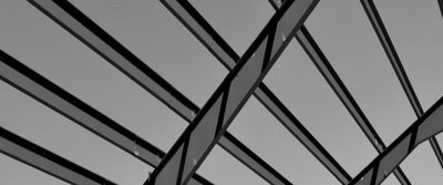 Metallträgerstruktur vor einem klaren Himmel
